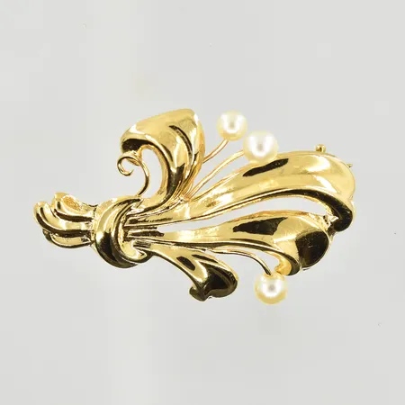 Brosch med 3 odlade pärlor Ø3-5 mm, längd 35 mm, höjd 24 mm, 18K. Vikt: 2,4 g