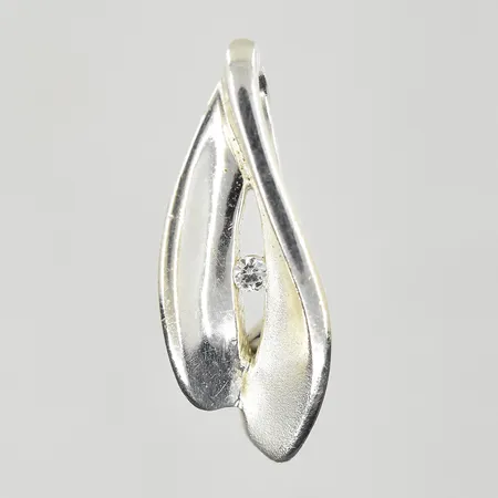 Hänge med vit sten, längd 24 mm, 925/1000 silver. Vikt: 2,5 g