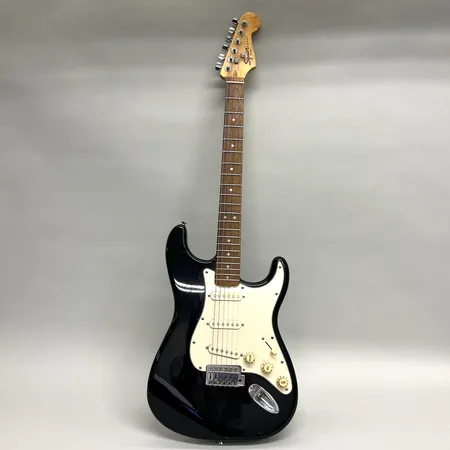 Elgitarr Squier Strat by Fender, serienr CAE-0050611503, Kina, bakplatta saknas, lack- och kantskador, mjukt fodral med kraftigt slitage. OBS! Skickas ej.  Specialfrakt, kontakta pantbankskontoret för mer information.