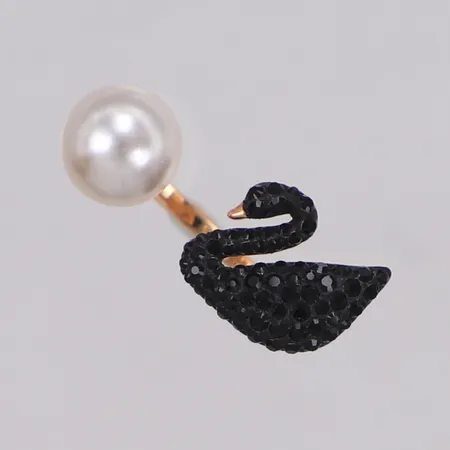 Svanring med plastpärla och svarta kristaller, stl 16½ (55), Swarovski, roséguldsplätering, inga tillbehör