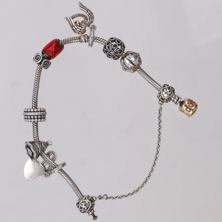 Armband med berlocker, längd ca 18cm,  Pandora, lås 14K (ca 3gr), 925/1000 silver. Bruttovikt 40,9g 