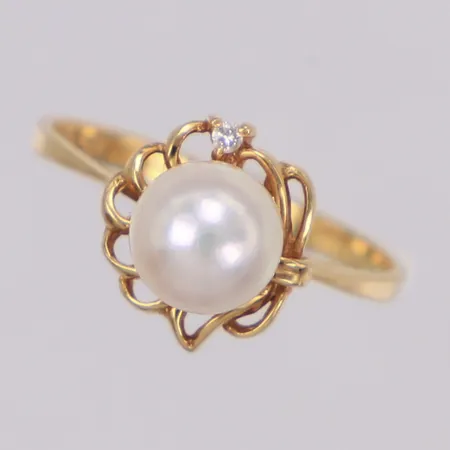 Ring med diamant 1xca0,005ct samt odlad pärla Ø6,9mm, stl 17, bredd 0,8-10,8mm, 18K  Vikt: 2,5 g