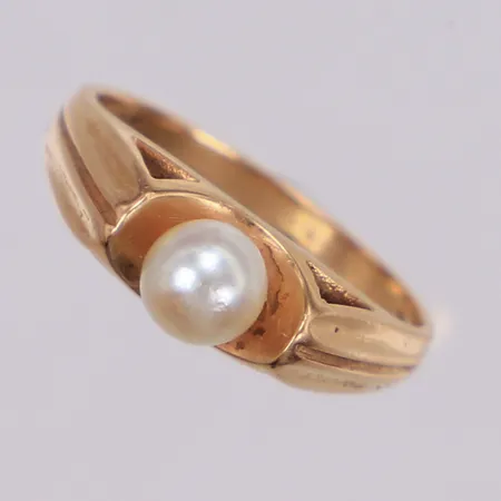 Ring med odlad pärla Ø5,2mm, stl 16, bredd 2,1-5,6mm, Ge-Kå-Smycken G Kaplan, år 1958, 18K  Vikt: 3,7 g