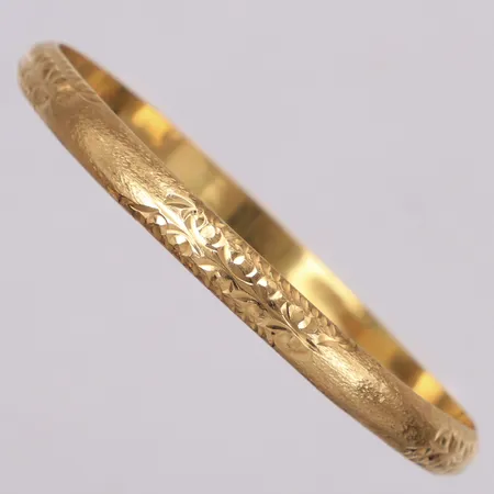 Armring med mönster, innermått ca Ø68,5mm, bredd 6,8mm, ihålig, ostämplad, 18K Vikt: 14,1 g