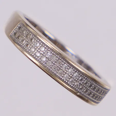 Ring med vita stenar, stl 17, bredd 3-4,5mm, vitguld, i behov av rodiering, gravyr, 18K  Vikt: 4,7 g