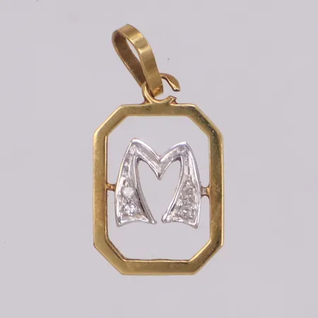 Hänge bokstaven M med diamanter 4xca0,005ct, längd 17,4mm, bredd 11,3mm, trasig, medföljande ögla, 18K  Vikt: 1,4 g