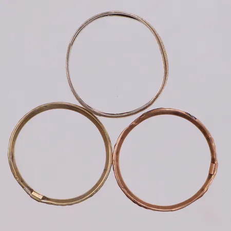 3 Ringar, två med stenar, defekt, 14K  Vikt: 4,2 g