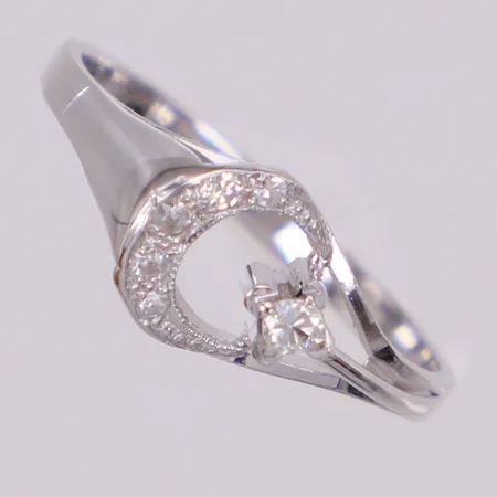 Ring med diamanter 1xca0,04ct, 5xca0,01ct åttkantslipade, stl 17½, bredd 2,1-8mm, vitguld, 18K  Vikt: 2,5 g