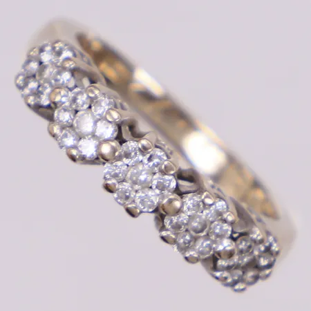 Ring med diamanter 35xca0,01ct, stl 16½, bredd 2,2-4,5mm, vitguld, i behov av rodiering, gravyr, 18K  Vikt: 4,3 g