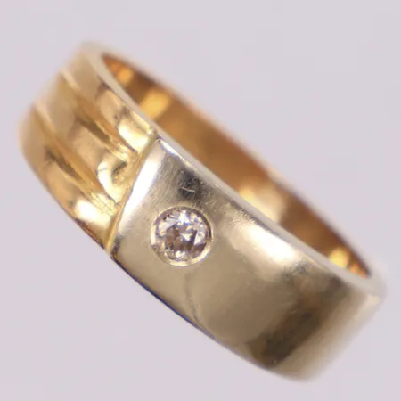 Ring med diamant 1xca0,05ct, stl 17½, bredd 4,2-6,4mm, 18K  Vikt: 5,7 g