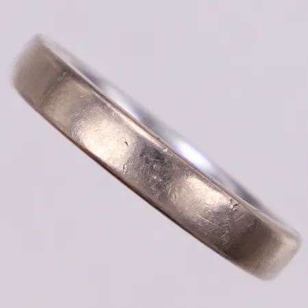 Ring, stl 19½, bredd 3,9mm, vitguld, gravyr, repor, 14K  Vikt: 6,3 g