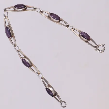 Armband med lila stenar, längd 18cm, bredd 1-6,5mm, Mattsson & Olsson Aktiebolaget, år 1962, smärre defekt vid ena låsdelen, silver 830/1000 Vikt: 7,3 g