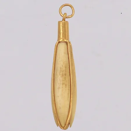 Hänge med troligen ben, längd 49,5mm, bredd 10mm, ostämplad, 23K  Vikt: 5,8 g