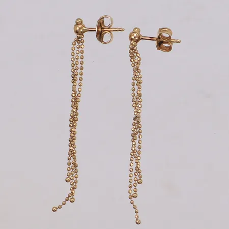 Ett par örhängen, längd 51mm, bredd ca 3mm, en snurrebuss i gulmetall, 18K  Vikt: 1,7 g