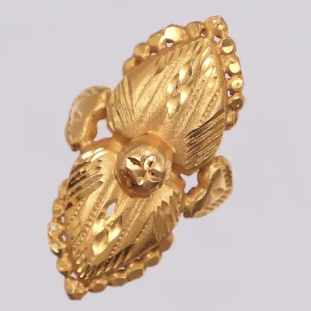Ring med mönster, stl 18¼, bredd 3,2-36,3mm, skev, 21K  Vikt: 3,9 g