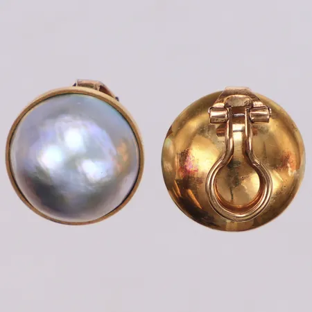 Ett par örhängen med odlade mabépärlor ca Ø16,5mm, gråblå ton, fattning i guld, clips i gulmetall, ostämplat, 18K  Vikt: 14,3 g