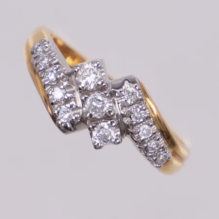 Ring med diamanter 3xca0,05ct, 10xca0,015ct, stl 18¾, bredd 2,3-9,5mm, fattning i vitguld, 18K  Vikt: 3,6 g