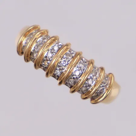 Ring med diamanter 21xca0,005ct åttkantslipade, stl 18, bredd 2,2-7mm, 18K  Vikt: 2,7 g