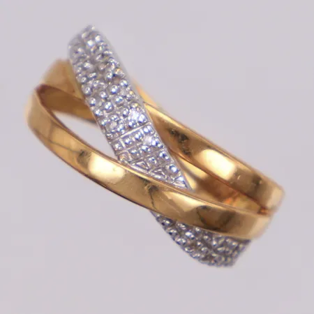 Ring med diamanter 20xca0,005ct åttkantslipade, stl 16¾, bredd 3-8mm, 18K  Vikt: 3,5 g