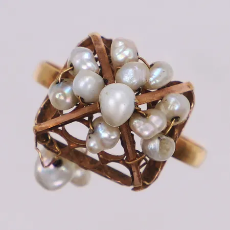 Ring med odlade barocka pärlor, stl 18¾, bredd 2,2-13,5mm, trasig, 14K Vikt: 2,8 g