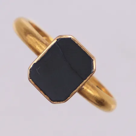 Ring med svart sten, stl 18¾, bredd 3-11,4mm, spricka i sten, gravyr, fattning i 18K, 23K  Vikt: 6,2 g