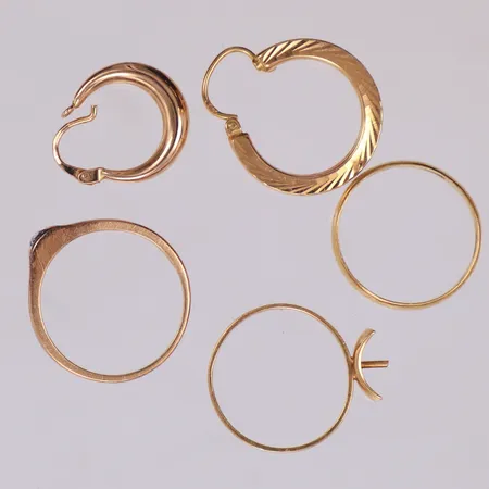 Diverse guld, defekt, 18K  Vikt: 6,8 g