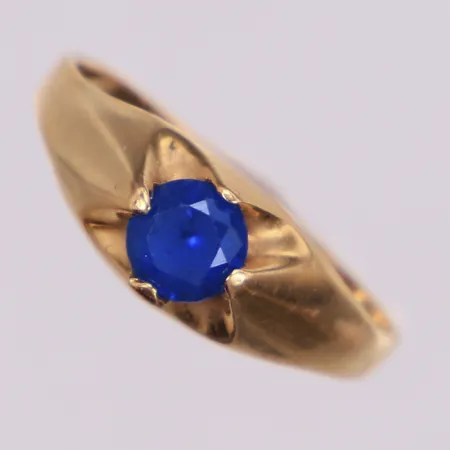 Ring med blå sten, stl 17, bredd 1,7-6,8mm, 18K  Vikt: 1,8 g