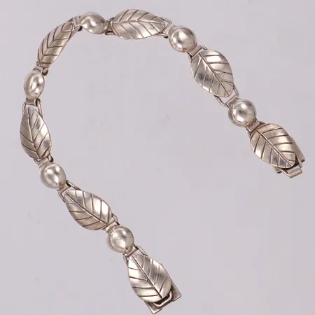 Armband med lövdekor, längd 18,5cm, bredd 3,8-10,5mm, Pinco Förening UPA, år 1962, silver 830/1000 Vikt: 10,8 g