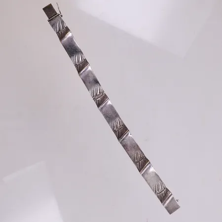 Armband med mönster, längd 18cm, bredd 11,5mm, Matti Hyvärinen, Finland, silver 925/1000 Vikt: 24,2 g