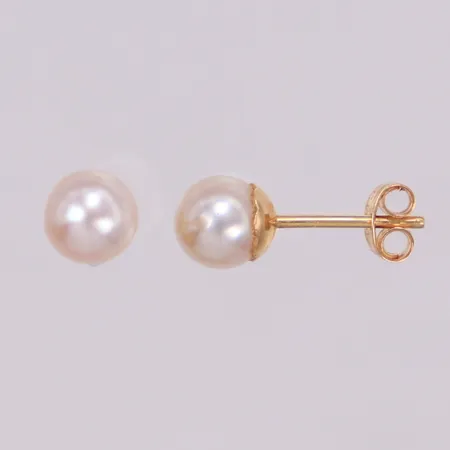 Ett par örhängen med odlade saltvattenspärlor Ø5,6mm, något rosa ton, 18K  Vikt: 1,1 g