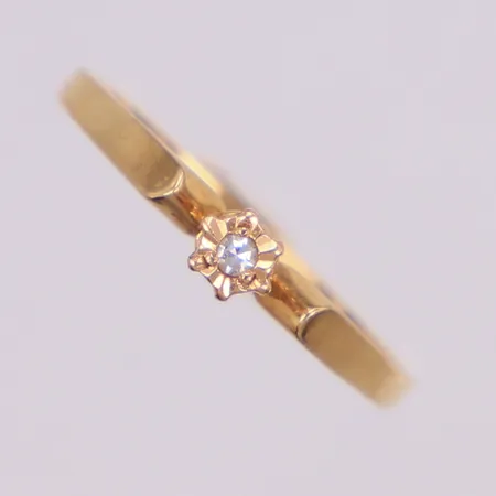 Ring med diamant 1xca0,01ct åttkantslipad, stl 16, bredd 1,3-3,2mm, 18K  Vikt: 1,2 g