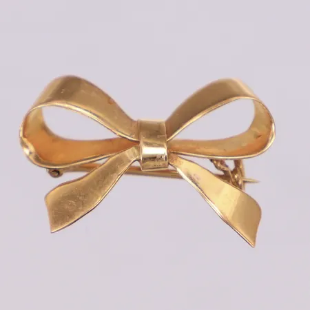 Brosch rosett, längd 24,5mm, bredd 16mm, Johnsson & Co N, år 1947, 18K  Vikt: 2,1 g