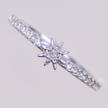 Ring Swarovski med vita stenar, stl 16¼, bredd 1,6-5,3mm, vitmetall