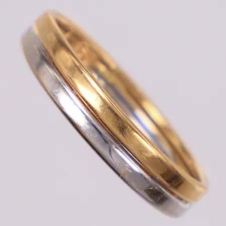 Ring, stl 18, bredd 4mm, tvåfärgad, små bucklor, 18K  Vikt: 1,4 g