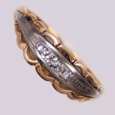 Ring med diamanter 3xca0,01-0,03ct åttkantslipade, stl 17½, bredd 1,5-6,4mm, tvåfärgad, skev, 18K  Vikt: 4 g