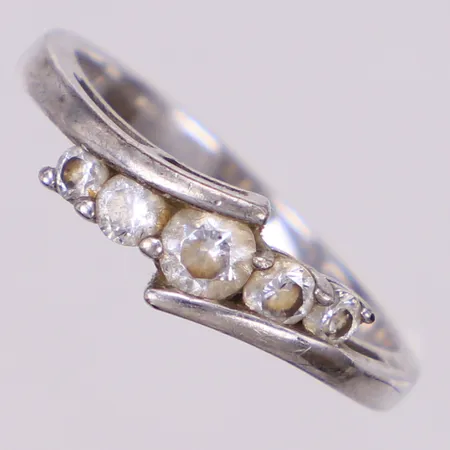 Ring med vita stenar, stl 18½, bredd 2,4-6,5mm, silver 925/1000 Vikt: 2,5 g