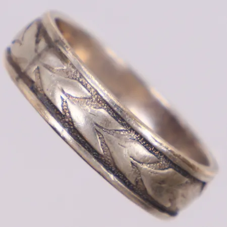 Ring med mönster, stl 19½, bredd 6,2mm, silver 830/1000 Vikt: 5 g