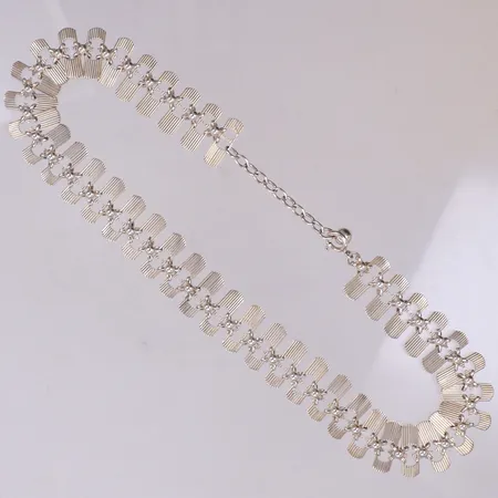 Collier med mönster, ställbar längd 38,5-42,5cm, bredd 17,7mm, svensk importstämpel, silver 830/1000 Vikt: 29,1 g
