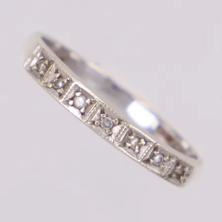 Ring med diamanter 7xca0,005ct åttkantslipade, stl 17½, bredd 1,8-2,6mm, vitguld, slitage, 9K  Vikt: 1,6 g
