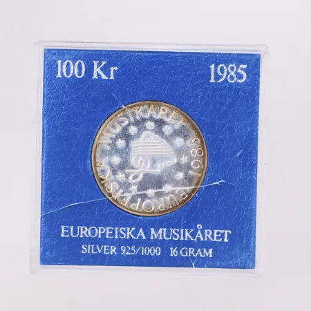 Mynt, 100kr, Europeiska musikåret 1985, Ø32mm, plastetui med spricka, silver 925/1000 Vikt: 16 g