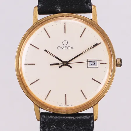 Herrur Omega, 18K, 33,5mm, quartz (går ej), plexiglas med repor, defekt krona, tid går ej att ställa, gravyr, läderband med slitage, inga tillbehör 
