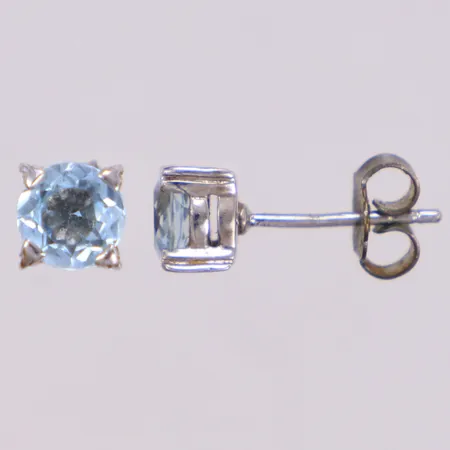 Ett par örhängen med ljusblå stenar, Ø6,2mm, en snurrebuss i vitmetall, silver 925/1000 Vikt: 1,8 g