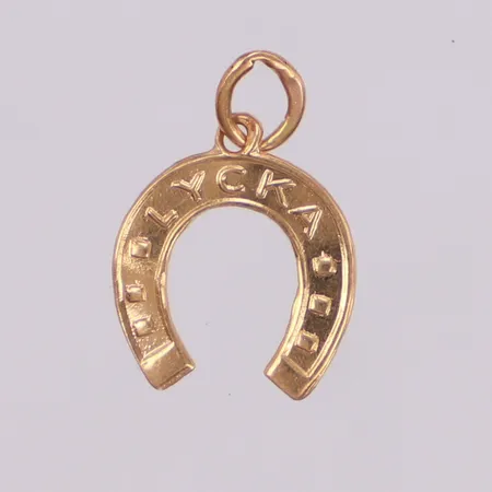 Hänge hästsko med text "Lycka", läng 15mm, bredd 10mm, liten buckla, 18K  Vikt: 0,3 g