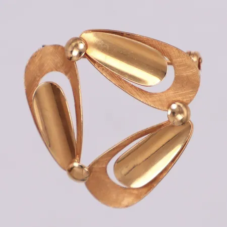 Brosch/hänge med delvis borstad dekor, längd 29mm, bredd 28,5mm, öglor på baksida, 18K  Vikt: 3,7 g