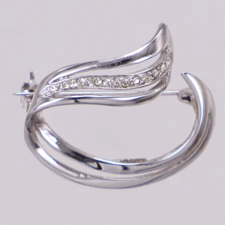 Brosch med vita stenar, längd 31mm, bredd 27,5mm, silver 835/1000 Vikt: 4,6 g