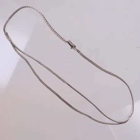 Collier, längd 44cm, bucklor, 830/1000 silver Vikt: 23,3 g