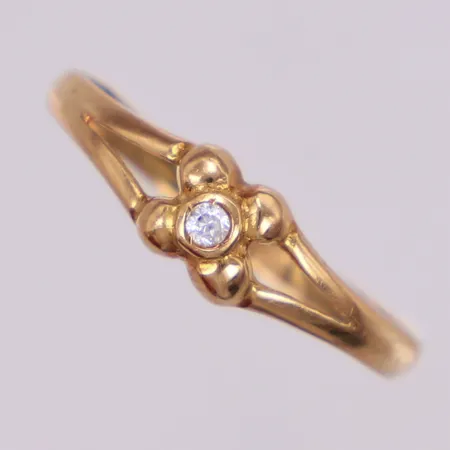 Ring med vit sten, stl 18, bredd 5,2mm, Guldfynd, 18K Vikt: 1 g