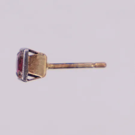 Örhänge med röd sten, bredd 4,9mm, saknar snurrebuss, rödguld/vitguld, 14K Vikt: 0,4 g