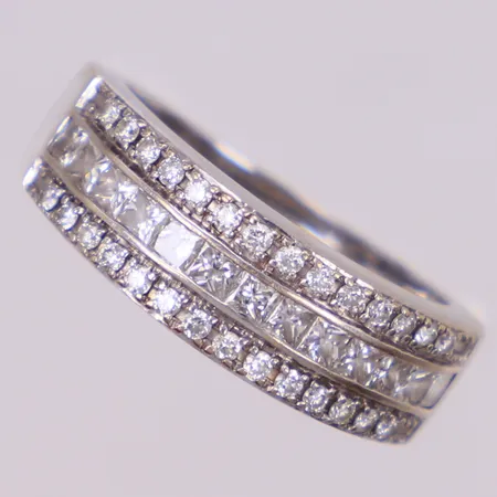 Ring med olikslipade diamanter ca 0,75ctv, Indo Nordic, Stockholm, stl 16½, bredd 6,4mm, vitguld, repor, sliten rodiering, 18K Vikt: 4,7 g