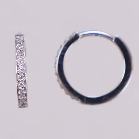 Ett par örhängen med diamanter ca 0,10ctv, längd 12mm, bredd 1,6mm,  vitguld, 18K  Vikt: 6,4 g